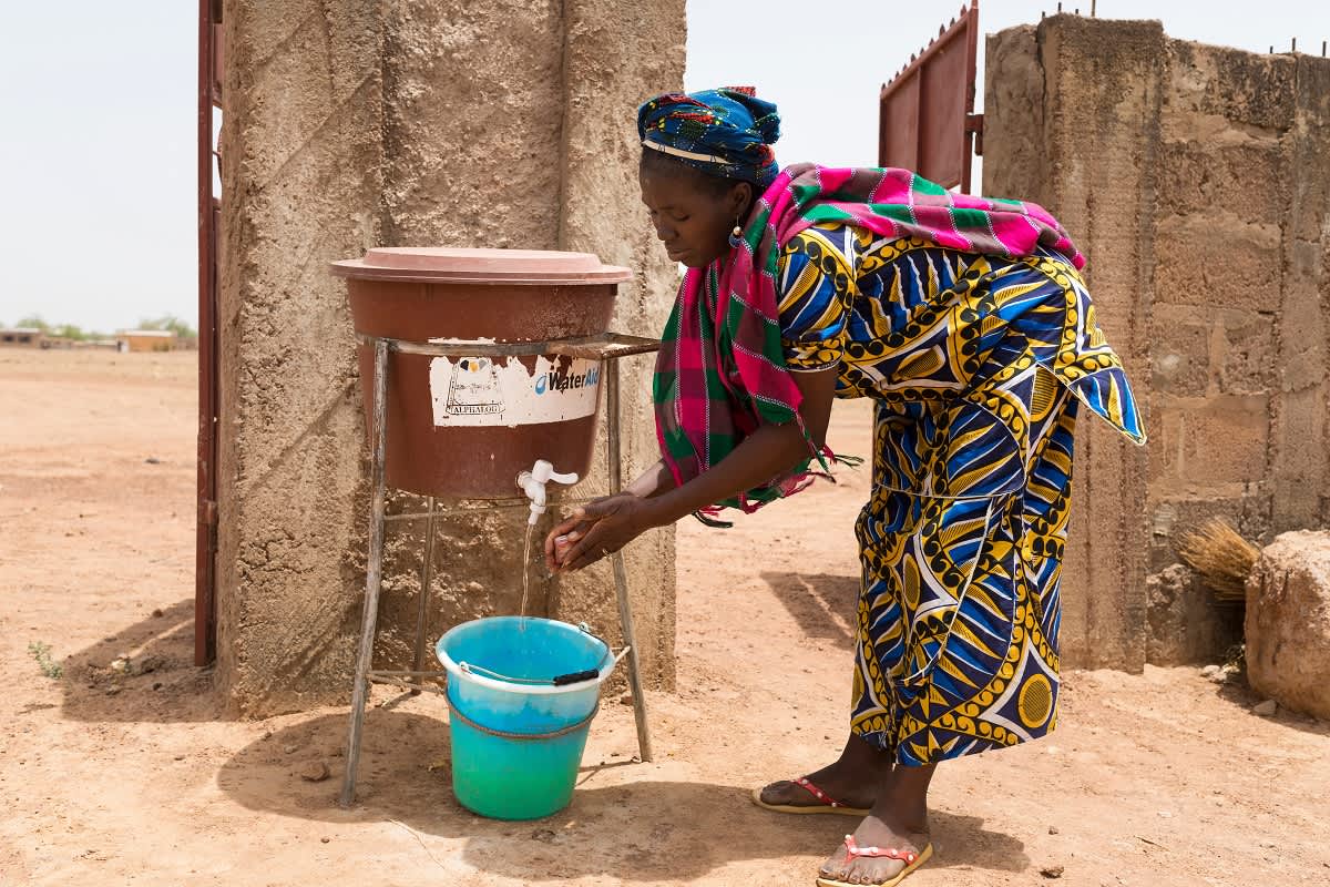 Fatoumata Sogoba se lave les mains après avoir visité un centre de santé périnatale du Cercle de Bla dans la région de Ségou, au Mali. Avril 2018. WaterAid / Guilhem Alandry
